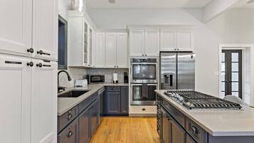 Réfrigérateur, four à micro-ondes, un four, surface de cuisson