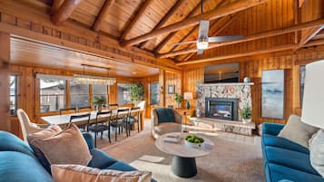 Een smart-tv, een open haard en boeken