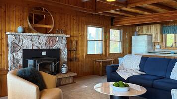 Smart-tv, een open haard en boeken