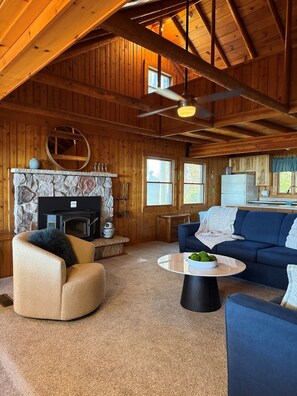 Smart-tv, een open haard en boeken