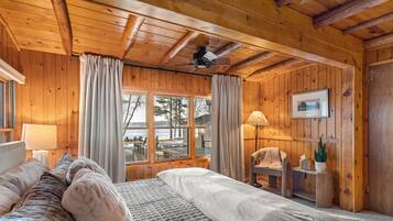 3 slaapkamers, een bureau, een strijkplank/strijkijzer, reisbedje