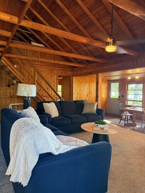 Smart TV, fireplace, books - Cozy Winter Lakefront | Firepit | By Crystal Mtn (Lake Ann)