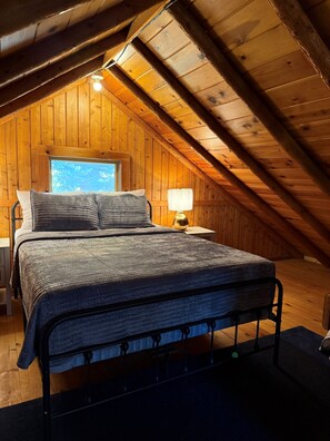 3 slaapkamers, een bureau, een strijkplank/strijkijzer, reisbedje