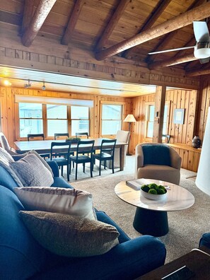 Smart TV, chimenea y libros