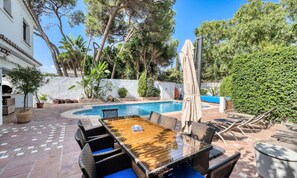 Alberca techada y alberca al aire libre