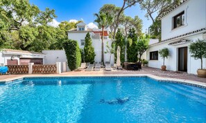 Alberca techada y alberca al aire libre