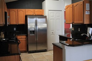 Private kitchen - Dog Friendly: Pleasant 4-bedroom pool and spa house near Disney with pool table (Kissimmee)