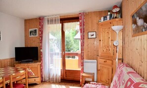 Living area - 2-room Cabin Apartment for 6 People, South-west Facing (Valloire)