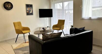 1006 - 4-room House in a Private Residence With Swimming Pool