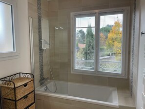 Douche, sèche-cheveux, serviettes fournies, savon