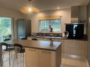 Fridge, microwave, oven, stovetop - Family home with garden (Francheville)
