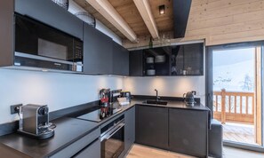 Microwave, dishwasher, cookware/dishes/utensils - Apartment in Alpe D'huez With Ski Access (Huez)