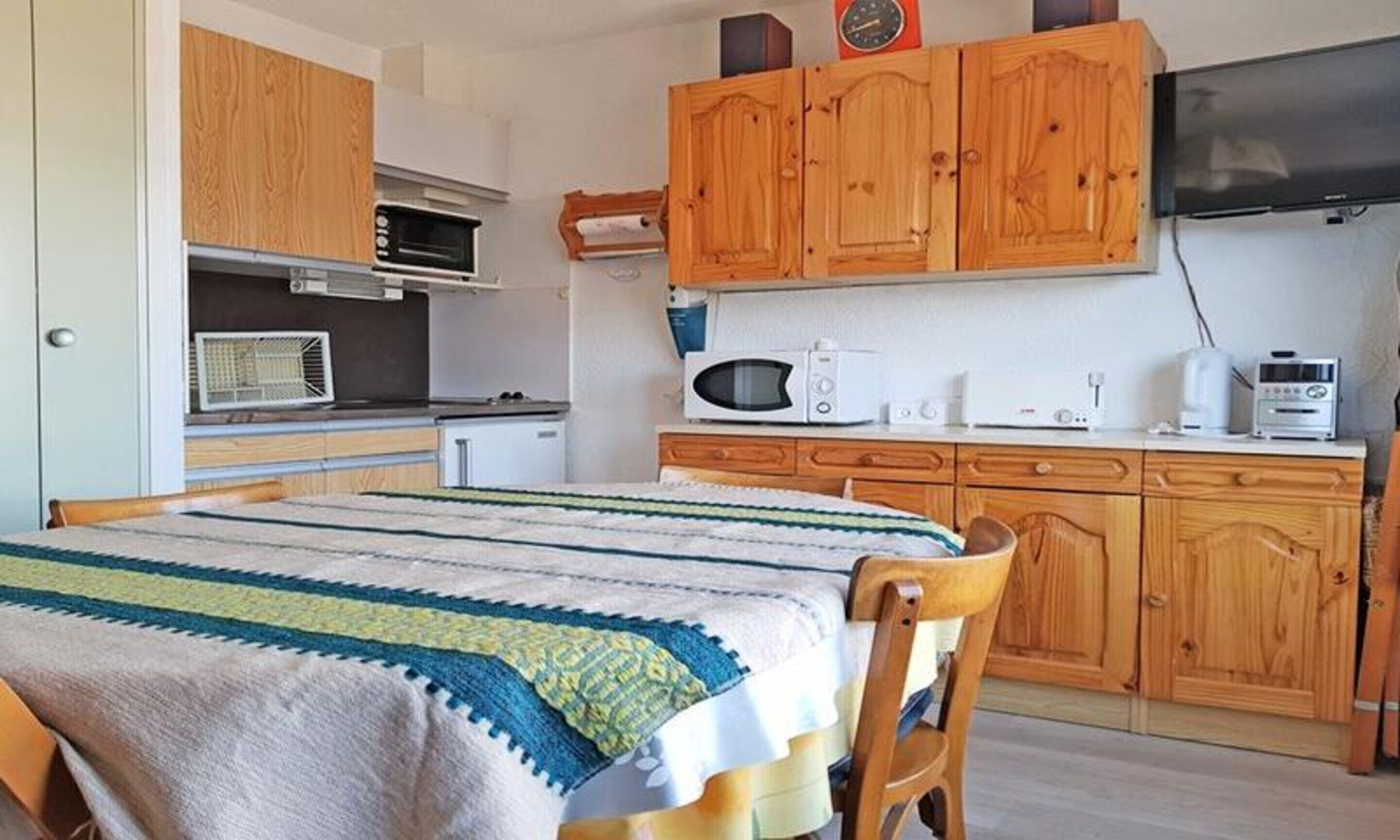 Fridge, microwave, oven, coffee/tea maker