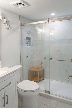 Shower, hair dryer, towels, soap - On the Beach, Gulf Front with Breathtaking Views. Completely Remodeled in 2025. (Fort Myers Beach)