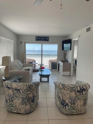 TV - On the Beach, Gulf Front with Breathtaking Views.  Completely Remodeled in 2025. (Fort Myers Beach)