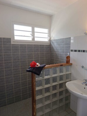 Haartrockner, Handtücher, Seife, Toilettenpapier