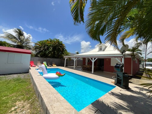 Villa LOMA, vue sur jardin luxuriant et piscine privée. Idéal pour 8 personnes.