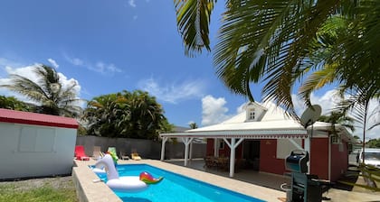 Villa LOMA, vue sur jardin luxuriant et piscine privée. Idéal pour 8 personnes.