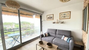 Living area - Studio for 4 People (Saint-Laurent-du-Var)