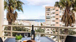 Outdoor dining - Apartments for 4 People (Lagos)