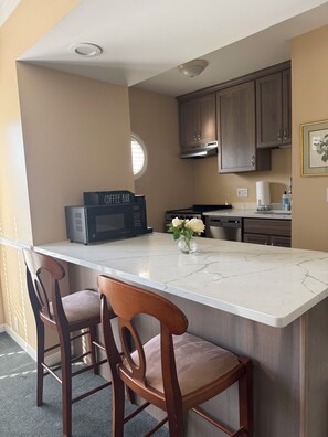 Microondas, horno, parrilla de estufa y lavavajillas 