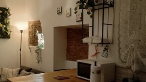A cozy dining area with a wooden table, chairs, a microwave, and a sink. - Three-bed vacation home in the city of the Leaning Tower (Pisa)
