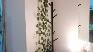 A room with a white desk, a mirror, and a black coat rack. - Three-bed vacation home in the city of the Leaning Tower (Pisa)