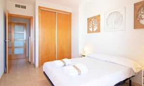 Individually furnished, iron/ironing board, bed sheets - Apartment in Canet Near Sandy Beach (Canet de Berenguer)