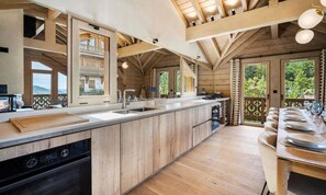 Microwave, dishwasher, cookware/dishes/utensils - Chalet in La Tania Near Ski Slopes (Albiez-le-Jeune)