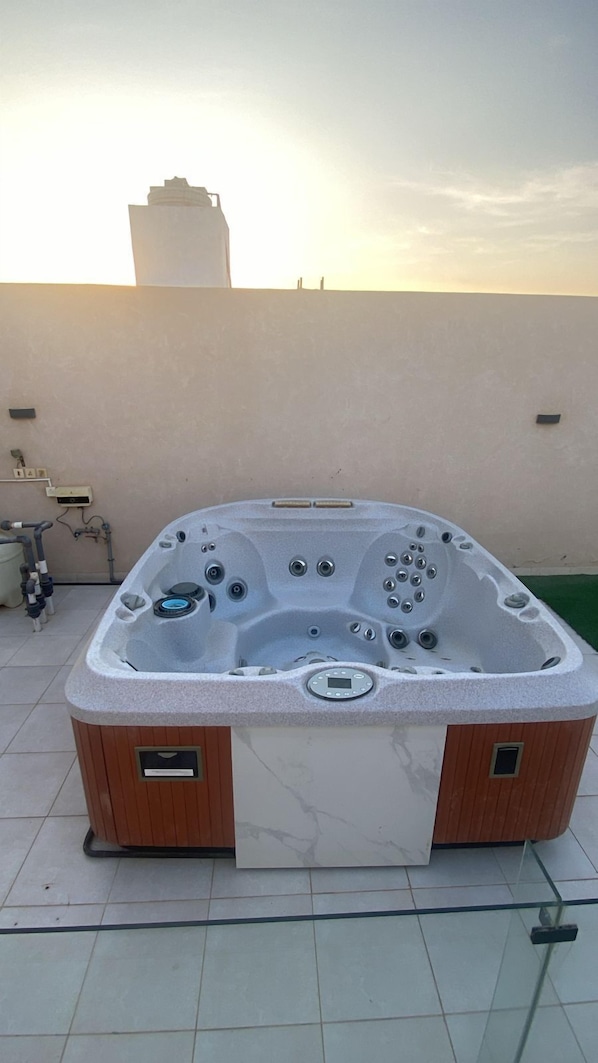 Luxury-Chalet, 2 Schlafzimmer, Whirlpool, Poolblick | Eigener Whirlpool