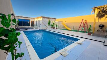 Chalet de lujo, 2 habitaciones, bañera de hidromasaje, vistas a la piscina | Piscina privada