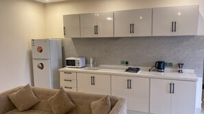 Lyxstuga - 1 sovrum - utsikt mot poolen | Eget kök | Stort kylskÄp och ugn