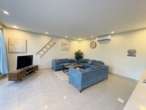 Luxury Chalet, 2 Bedrooms, Hot Tub, Pool View