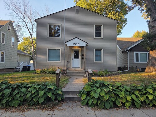 2-bedroom apartment in charming Mankato close to trails.