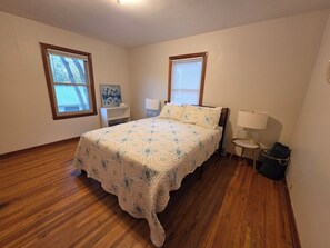 2 室のベッドルーム、デスク、旅行用ベビーベッド、WiFi (無料)