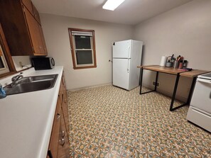 冷蔵庫、電子レンジ、オーブン、コンロ