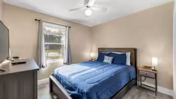 3 bedrooms, desk, iron/ironing board, free WiFi