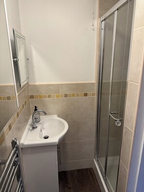 Regadera, toallas, jabón, papel de baño 
