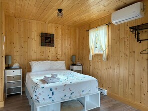 1 bedroom, free WiFi - Peaceful Getaway at Lake Pohénégamook – Cabin #2 (Pohenegamook)
