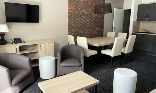 3 Rooms for 8 People