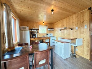Kaffetrakter/tekoker, kjøleskap, mikrobølgeovn og ovn