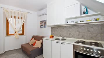 Departamento, 1 cama Queen size y sofá cama | Cocina privada | Refrigerador con congelador, parrilla de estufa y utensilios de cocina