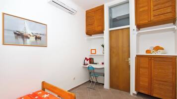 Laptop workspace, iron/ironing board, free WiFi