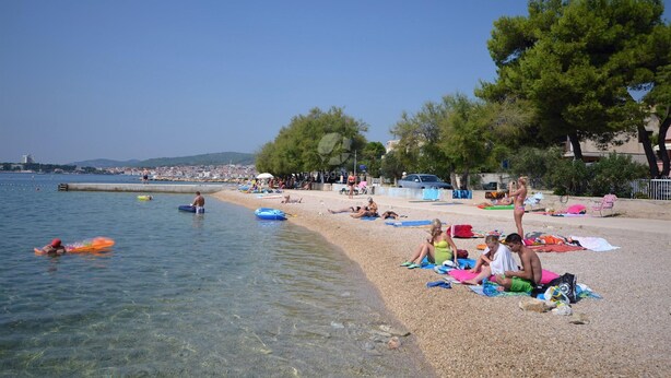 A beach with clear water, people sunbathing, and boats. - Apartment Center Marija best location (Vodice)