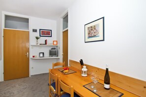 Apartment, 1 Queen Bed with Sofa bed | Dining room