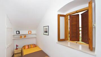 Departamento, vista al mar | Espacio para trabajar con laptop y tabla de planchar con plancha