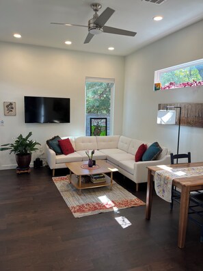 TV - Historic Hyde Park Retreat – Classic Austin Living (Austin)