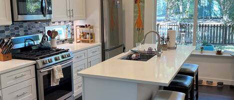 Een magnetron, een oven, een kookplaat, een vaatwasser