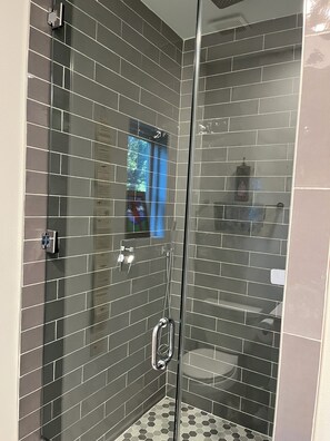 Shower, hair dryer, towels, soap - Historic Hyde Park Retreat – Classic Austin Living (Austin)