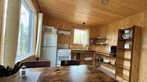 Private kitchen - Fully Equipped Mini Chalet – Lake Pohénégamook #06 (Pohenegamook)